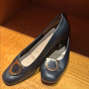 Elegant Navy Ferragamo Pumps Gold Buckle size 9.5 B
